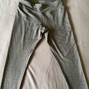 Kenneth Cole reaction small Capri leggings